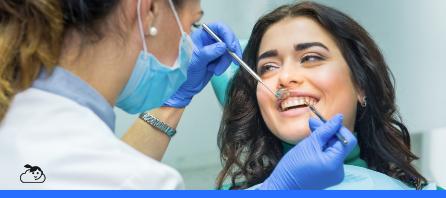 Dentista atendendo paciente que foi agendada através de uma Secretária Virtual para clínica odontológica
