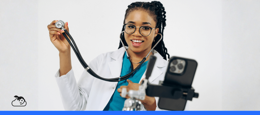 Médica de jaleco, gravando vídeo de conteúdo para instagram para médicos