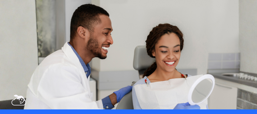 Dentista mostrando o resultado do tratamento a sua paciente, representando o marketing odontológico.