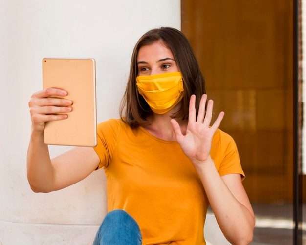 mulher participando de um evento de estética online