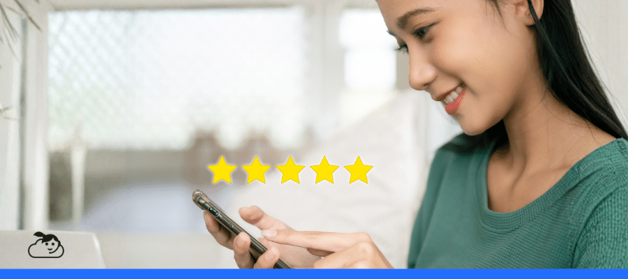 Mulher sorrindo enquanto usa o celular, com cinco estrelas amarelas em destaque na tela, representando avaliação positiva no Google Perfil da Empresa.