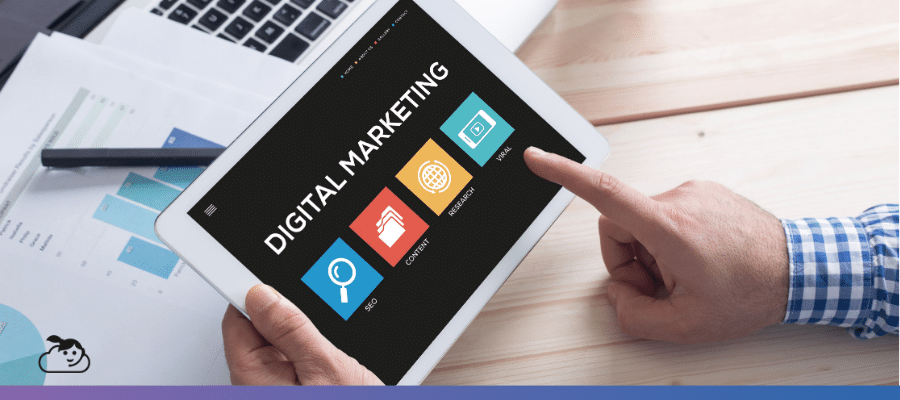 Mãos segurando um tablet que exibe a tela "Digital Marketing" com ícones de SEO, Conteúdo, Pesquisa e Viral, representando as estratégias de marketing para médicos e clínicas.