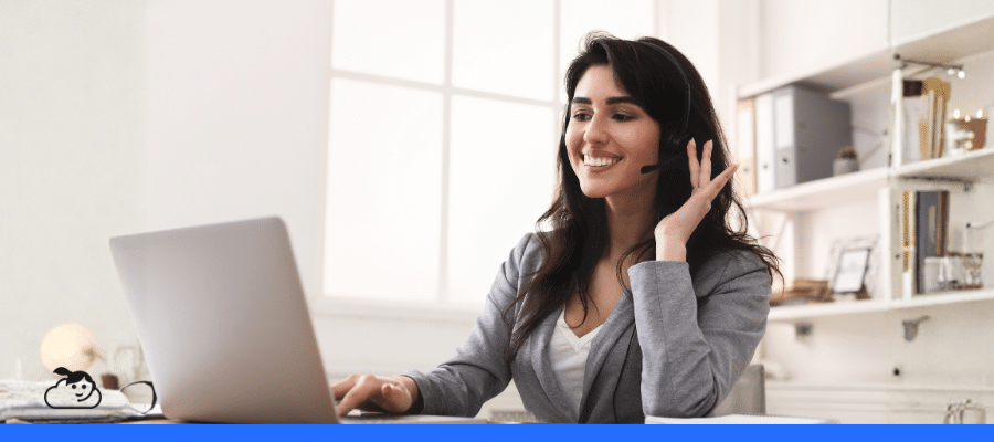 Profissional de atendimento utilizando headset enquanto conversa com paciente pelo computador em um ambiente de escritório, representando a automação e organização do atendimento com a Cloudia em clínicas e consultórios de saúde.