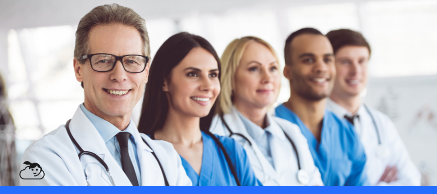 Equipe de profissionais de saúde reunida em clínica, representando a importância do software médico para otimizar a gestão, organização e atendimento de consultórios e clínicas.