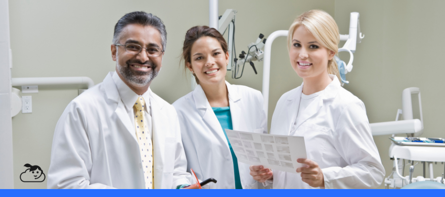 Profissionais analisando soluções de software odontológico para otimizar gestão, agenda e atendimento da clínica.