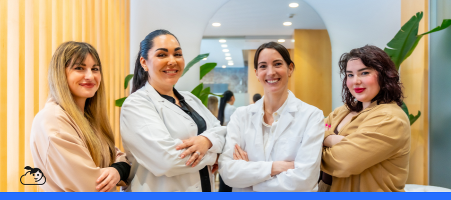 Equipe de profissionais utilizando software para clínicas de estética para otimizar atendimento e gestão da clínica