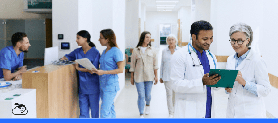 Corredor de hospital com equipe médica (médicos e enfermeiros) e pacientes circulando, ilustrando a complexidade do fluxo de trabalho que pode ser otimizado por um chatbot para hospitais no atendimento e triagem.