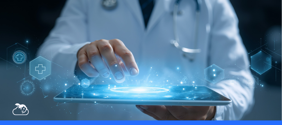 Mãos de um médico em jaleco tocando um tablet que projeta ícones médicos (cruz e hexágonos) e gráficos luminosos, simbolizando as tendências da IA na Saúde e as inovações tecnológicas esperadas para 2026 no diagnóstico e gestão clínica.