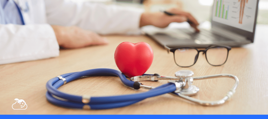 Itens médicos sobre uma mesa com um profissional de saúde ao fundo usando um laptop, simbolizando estratégias de marketing nas redes sociais para instituições de saúde.