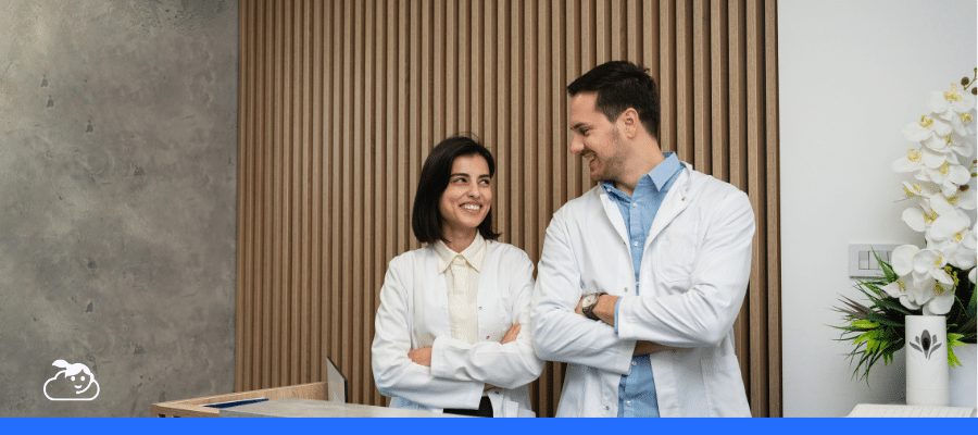 Profissionais de clínica sorrindo na recepção, representando o uso de ferramentas para melhorar o atendimento da clínica em um ambiente moderno e organizado.