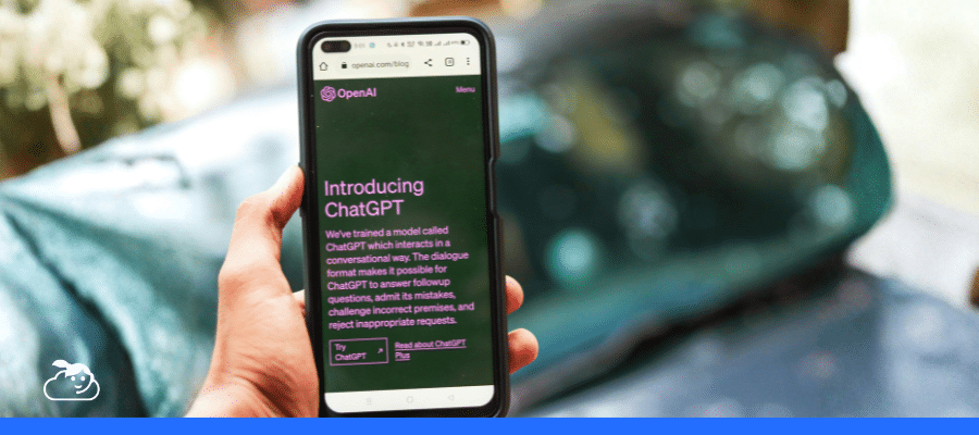 Pessoa segurando um smartphone com a página do ChatGPT aberta na tela, representando o uso de ferramentas de Inteligência Artificial no dia a dia, como ChatGPT e Gemini.
