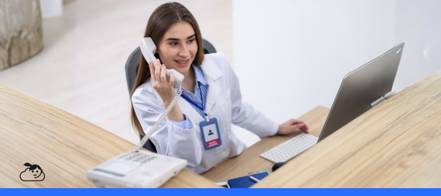 Recepcionista realizando atendimento em clínica, exemplo de processo para padronizar o atendimento e melhorar a experiência do paciente.