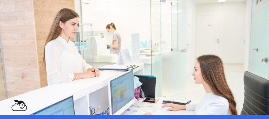 Recepção de uma clínica médica, representando o dilema Cloudia ou Kommo para clínicas