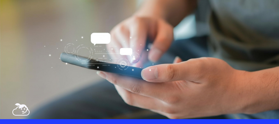 Pessoa utilizando celular, representando o uso de automações como Manychat para clínicas